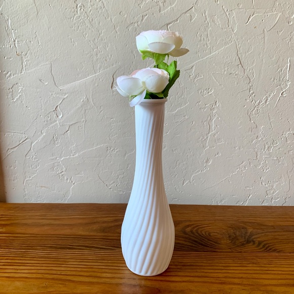 Vintage E.O. Brody Milk Glass Vase – Ribbed Swirl Pattern, USA 153 - Picture 5 of 10